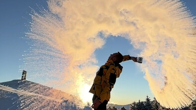 Ники Василковски показа леден феномен на Беклемето (ВИДЕО)
