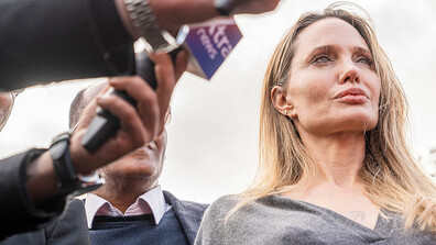 Анджелина Джоли посети граничния пункт "Рафах" към Газа