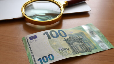 Разследват два случая на плащания от клиенти с фалшиви евробанкноти в Казанлък