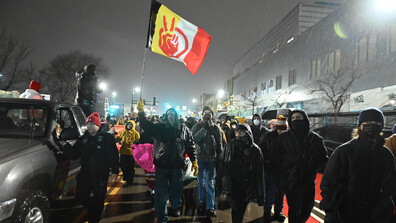 Протестите срещу убийството на 37-годишна жена от имиграционни агенти обхванаха редица градове в САЩ