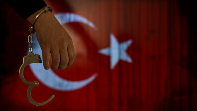 Задържаха известни турски актьори при мащабна акция срещу наркотици в Истанбул