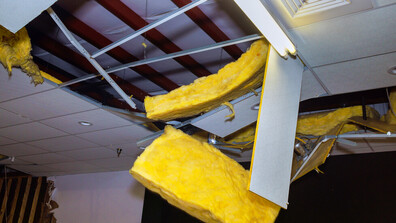 Срути се част от тавана на мол в Солун (ВИДЕО)