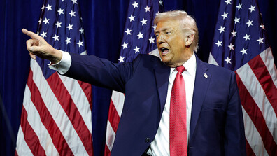 Заснеха Тръмп да показва неприличен жест при посещение в Детройт