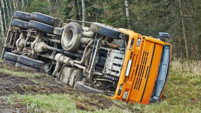 Камион падна в крайпътно дере в Силистренско, шофьорът загина