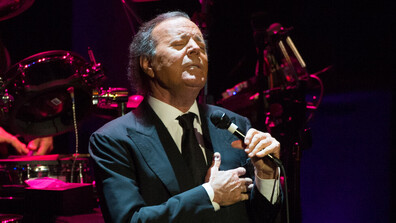 Делото "Хулио Иглесиас": Съдът ще изслуша бившите служителки на певеца, обвиняващи го в сексуален тормоз