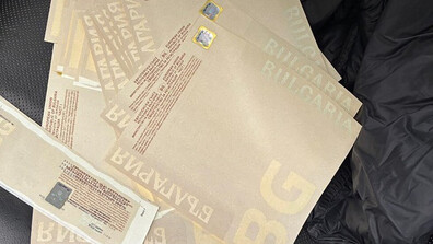 Задържаха двама мъже за създаване на "двойници" на автомобили чрез фалшиви документи