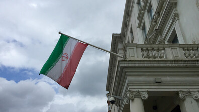 Полиция арестува протестиращ, качил се на покрива на иранското посолство в Лондон