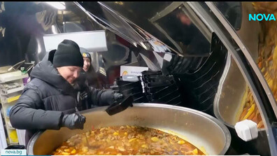 Жители на Киев се редят за топла храна след ударите по електроцентрали