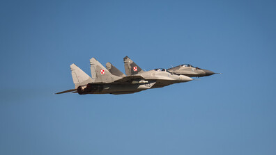 Полша вдигна изтребители и затвори временно две летища