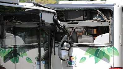 Автобус тръгна на заден ход и предизвика верижна катастрофа в София