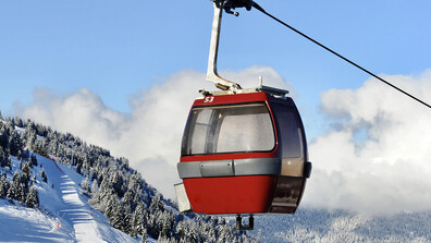 Пиян мъж изпочупи две от кабинките на въжения лифт в Боровец