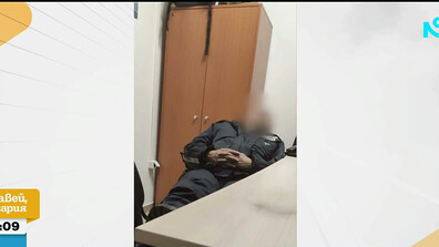 Общински съветник публикува снимки на спящи полицаи на дежурство в метрото