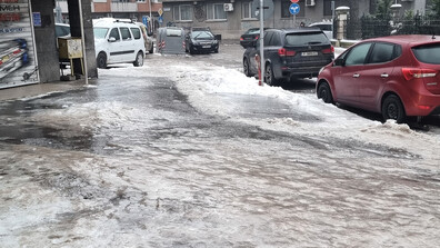 Поледица затруднява движението на автомобили и пешеходци в Русе