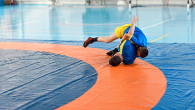 Скандал на първенството по борба в Сливен: Състезател изрита съдийската маса и беше ударен с юмрук