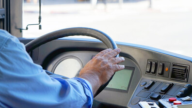 Агресия на пътя: Мъж удари и захапа шофьор на градския транспорт в София