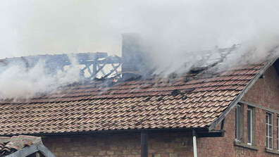 Къщи и склад за дърва горяха в Старозагорско (СНИМКИ)