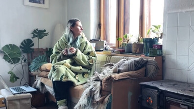 Един номад в България: Словенката Катя, която обикаля селата и се грижи за празните къщи (ВИДЕО)