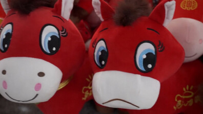 "Тъжното конче": Дефектна играчка стана хит в Китай (ВИДЕО)