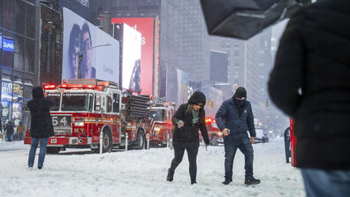 Седем жертви и над 11 000 отменени полета заради мощната зимна буря, парализирала САЩ