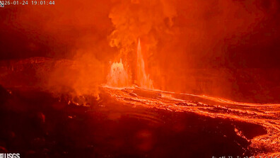 Вулканът Килауеа изхвърли 480-метров стълб от лава (ВИДЕО)