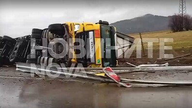 Тир аварира на „Хемус” (ВИДЕО)