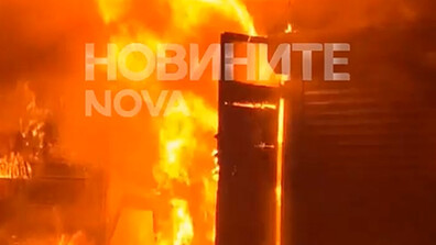 Кола и два скутера изгоряха при пожар в гараж в Плевен (ВИДЕО) 