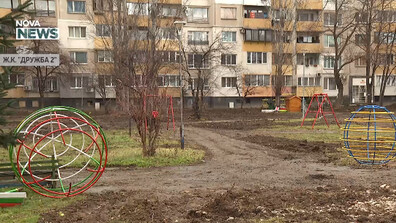 Кал и отсечени дървета в „Дружба” месец след ремонта на парното