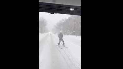 Мъж кара ски по заснежените улици на Бостън (ВИДЕО)