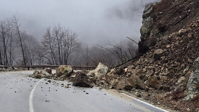 Свлачище ограничи движението по пътя София-Кулата