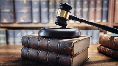 Шефът на ICE ще дава обяснения пред федерален съдия за задържанията на мигранти