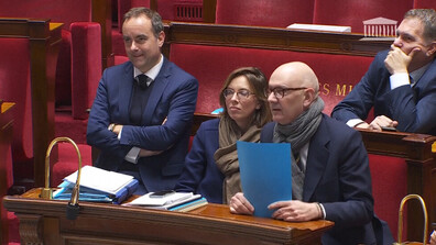 Френският премиер оцеля при два вота на недоверие (ВИДЕО)