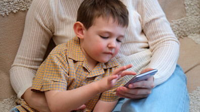 „Училище за родители“: Психолози и социални работници обясняват на родители и деца капаните на дигиталния свят