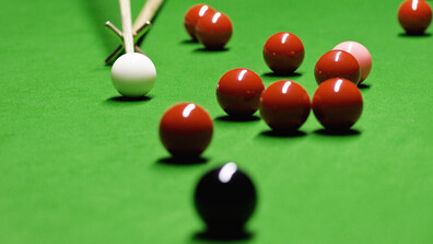 Двегодишно дете постави два рекорда на „Гинес“ със зрелищни удари в снукъра (ВИДЕО)