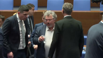 Отстраниха от заседанието на НС Манол Пейков - залял квестор с вода (ВИДЕО)