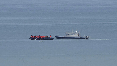 Съдят британски граничари за кражба на пари от мигранти, пресичащи Ламанша