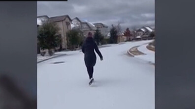 Необичайно забавление: Семейство кара кънки на лед по улиците на Тексас (ВИДЕО)