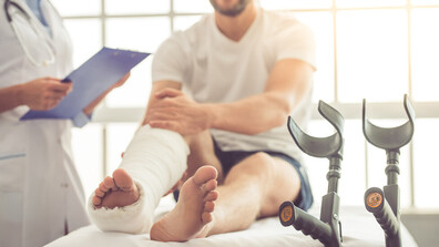 Едно подхлъзване може да доведе до сериозни травми: Превенция и лечение на контузии през зимата