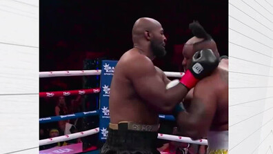 Боксьор остана без перука по време на мач в „Медисън Скуеър Гардън“ (ВИДЕО)