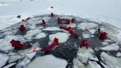 При –20°C и с червен термокостюм: Ентусиасти практикуваха ледено плаване в Москва (ВИДЕО)