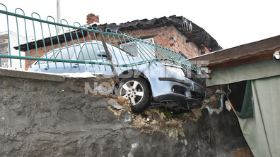 Паркиран автомобил потеглил сам и едва не паднал в двора на къща в Хасково