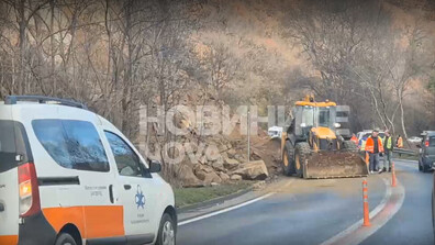 Ново свлачище блокира движението в Кресненското дефиле (ВИДЕО)