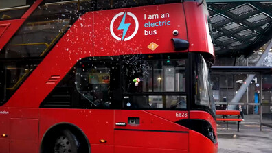 Шофьор на автобус в Лондон разпръсква радост по улиците на града със сапунени мехурчета