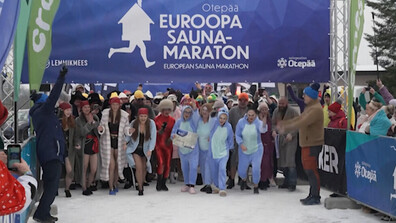 В костюми на миньони и пчели: Стотици ентусиасти се включиха в сауна маратон в Естония (ВИДЕО)