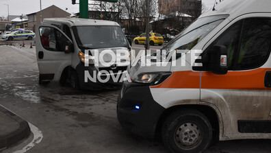 Микробус се вряза в кола и помете пътни знаци в Хасково (ВИДЕО+СНИМКИ)