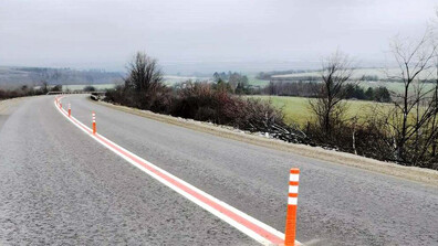 Поставят ограничителни колчета на пътя, където загинаха Сияна и кмет на Червен бряг (СНИМКИ)