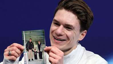 „Вижте какво направихме”: Емоционален олимпийски дебют на фигурист в памет на загиналите му родители