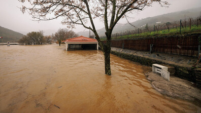 Смъртоносни бури връхлетяха Португалия, най-малко 16 души са загинали