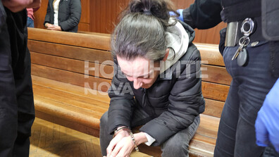 Оставиха в ареста полицайката, опитала да пренесе кокаин през граница