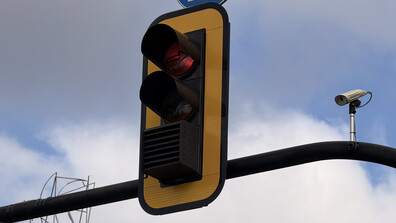 „Щори" на светофар: Защо ограничиха видимостта на зеления сигнал при Орлов мост