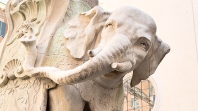 Повредиха над 350-годишна мраморна статуя в центъра на Рим (ВИДЕО)